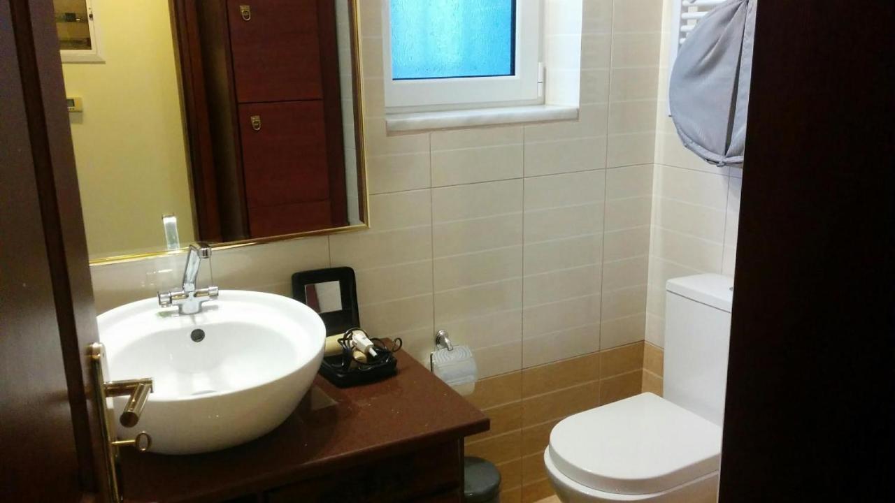 Lovely 2-Bedroom Apartment At Greek Riviera Vári 外观 照片