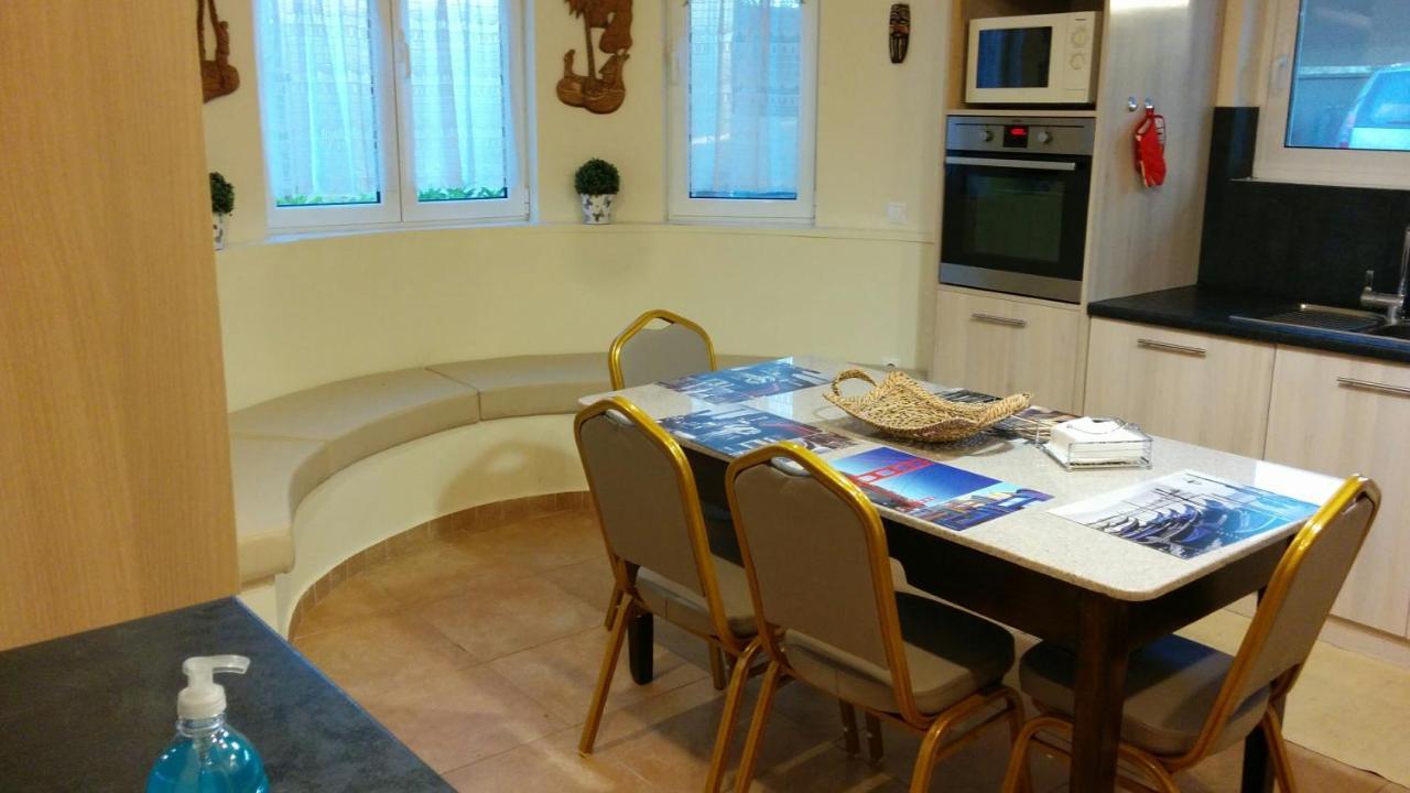 Lovely 2-Bedroom Apartment At Greek Riviera Vári 外观 照片